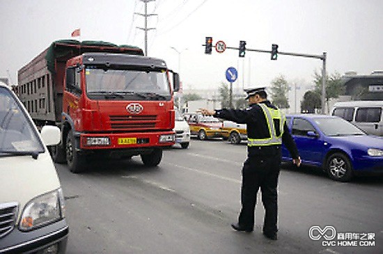 長(zhǎng)春交警嚴(yán)查貨車違法 請(qǐng)車主按規(guī)范整改車輛 商用車之家