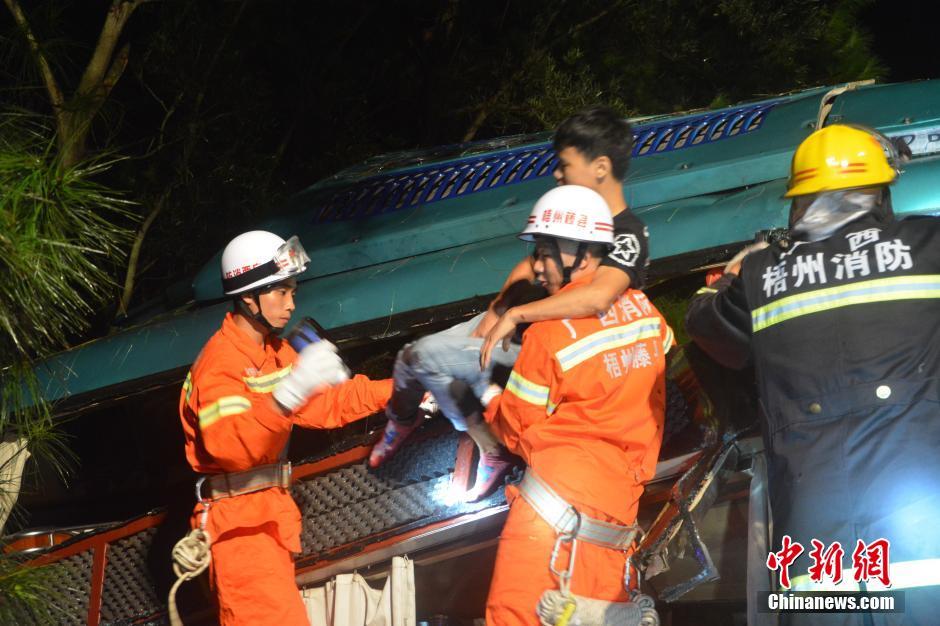 客車與貨車相撞2  商用車之家