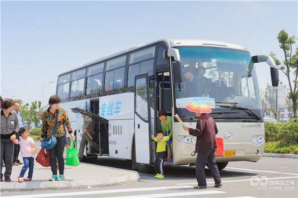 走下園博會專線車，游客們的內(nèi)心滿是期待.jpg