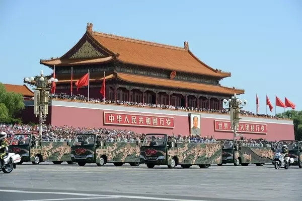 安凱客車搭載抗戰(zhàn)老兵亮相天安門廣場(chǎng).jpg